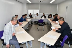 追加議案の取り扱いについて話し合う委員=6日、市議会委員会室