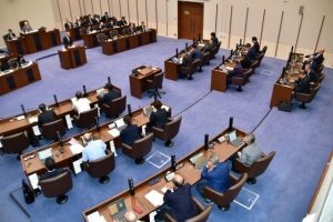 24年度一般会計補正予算案などを可決した市議会３月定例会＝10日、市議会議場