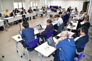 25年度一般会計予算について審議し原案通り可決した予算決算委員会=6日、市議会