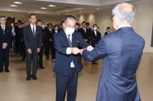 嘉数市長から辞令が交付された＝１日、市役所大ホール