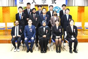 入学式に参加した新入生14人=12日、宝塚医療大学観光学部観光学科宮古島キャンパス