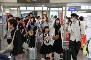 大型連休が始まり、空港ロビーは観光客や帰省客らでにぎわった＝26日、宮古空港