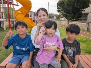 久高さん親子　多良間の生活を満喫しているあかねさんと３人の子供たち