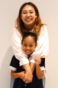 仲間さん親子　母親の綾乃さん（後）と三女の結香さん