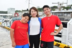 漢那さん親子　長男の仁さん（右）、次男の諒さん（左）の成長を温かく見守っている景子さん