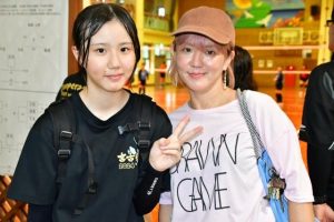 下地さん親子　母親の麻衣さん（右）と三女の果芙さん
