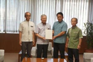 大城副知事（左から２人目）に抗議・要請書を手渡す県市長会長の中山石垣市長（右から２人目）、嘉数市長（左端）ら＝11日、県庁