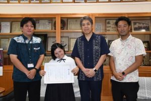 内間支店長（左）から嵩原さんに贈呈書が手渡された＝18日、宮古特別支援学校