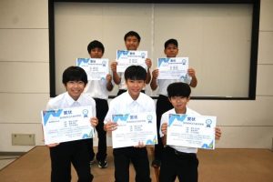 優勝した久松Ａチーム（前列）と準優勝の平良Ｂチーム（後列）の生徒たち＝25日、県宮古合同庁舎