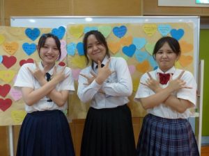 全県高校生徒代表者会議発案のポーズをとる(左から)宮高の佐渡山さん、宮工の仲間さん、宮総実の與儀さん=10日、沖縄市