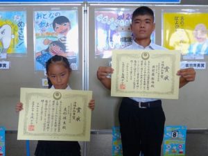 県知事賞の與那覇さん(右)と、県知事賞の友利さん=22日、県庁・県民ホール