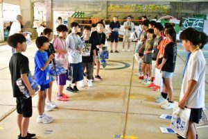 記念品を交換した白川町と下地小の児童たち＝23日、宮古青少年の家