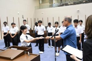 子ども議員たちが嘉数市長から委嘱状を受け取った＝29日、市議会議場