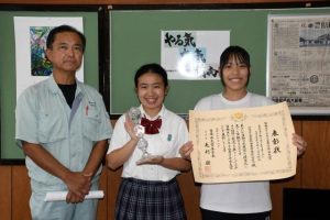 青少年水大賞受賞を喜びストックホルムでの発表に意欲を示す(右から)環境班部長の本村さん、渡真利さん、前里教諭=10日、宮古総合実業高校