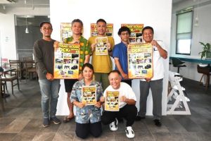 全出演アーティストが決定し、会見を行った野津委員長（後列中央）ら委員の皆さん＝15日、ホテルフィオマーレ宮古島