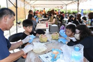 多くの家族連れが参加し手作りの挑戦を楽しんだ＝10日、メイクマン宮古店