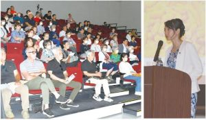 勉強会に参加した市民らと講師のうた桜子氏＝21日、未来創造センター多目的ホール