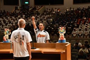 選手宣誓する宮古島アララガマボーイズの津嘉山主将=18日、マティダ市民劇場
