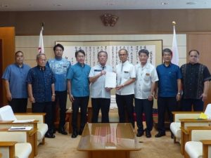 中川県議会議長（中央左）へ離島の課題解決などの要請書を手交した美ぎ島美しゃ市町村会の嘉数副会長（同右）ら＝１日、県議会棟