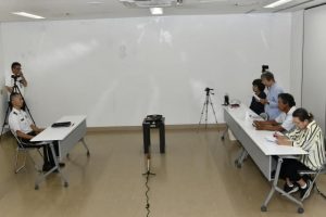 市民団体のメンバー(右)と比嘉司令(左)が面談した=19日、陸上自衛隊宮古島駐屯地