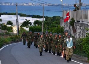 災害救助に向けた徒歩防災訓練に取り組む隊員ら＝５日、伊良部池間添