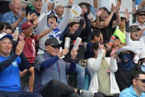 アララガマチームが得点すると喜びの声が響いた＝20日、伊良部球場