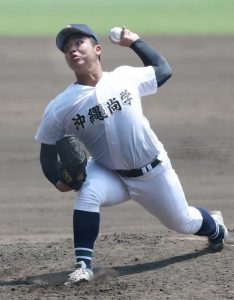力投する沖縄尚学２番手の末吉＝14日、甲子園