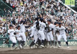 日大三を破って初優勝し、喜ぶ沖縄尚学の選手＝23日、甲子園