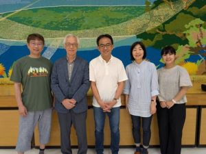 多良間島の子どもの成長・発達に関する調査報告会に参加した各大学のメンバー＝５日、多良間村コミュニティー施設