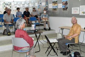 トークイベントを行った長濱さん（手前右）＝30日、市立図書館ブラウジングコーナー