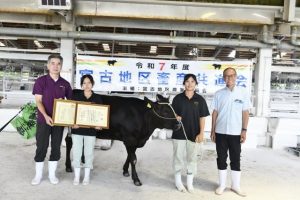 地区共進会に初出品し優等賞を受賞した宮総実の生徒たちと嘉数市長（右）ら＝13日、ＪＡおきなわ宮古家畜市場