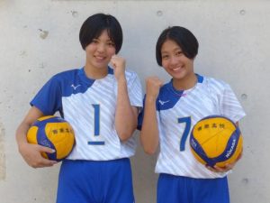 県代表のユニフォーム姿で健闘を誓う川根さん（左）と渡久山さん＝12日、西原高校