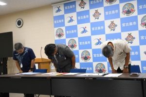 下水道料金の未徴収について謝罪する梶原局長(右)ら=28日、市役所