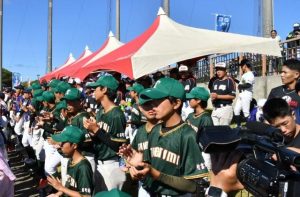 決勝戦で声援を送る参加チームの選手たち＝21日、伊良部球場