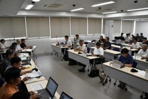 臨時会に上程される議案が説明された全員協議会＝12日、全員協議会室