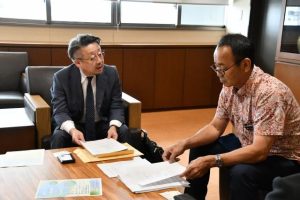 砂川副市長に短期目標を報告する増田センター長(左)=22日、市役所