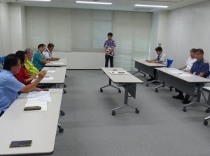 沖縄防衛局の村井局長（右）へ抗議する県選挙区選出の国会議員ら＝22日、嘉手納町の沖縄防衛局