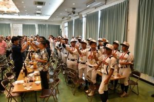 乾杯する選手と関係者ら＝30日、下地農村環境改善センター