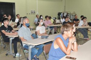 深海の不思議について理解を深めた参加者=2日、市総合博物館