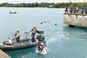 両機関の隊員らが連携しながら海中捜索を実施した＝26日、下崎埠頭