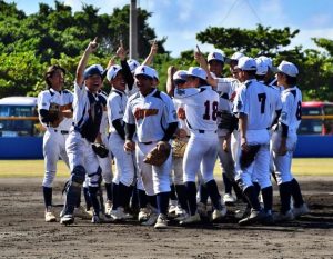 優勝を決めマウンドで喜ぶ宮古島アララガマボーイズナイン＝21日、伊良部球場