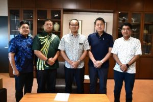 砂川副市長に大会開催報告した関係者の皆さん＝29日、市役所