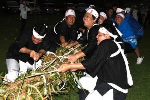 東西に分かれて綱を引き合う住民たち＝３日、新里ぶんみゃー公園
