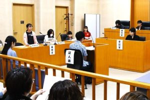 実際の法廷で子供たちによる模擬裁判が行われた＝6日、那覇地方裁判所平良支部