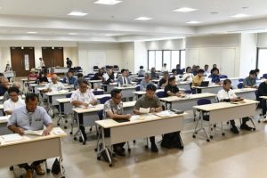 立候補予定者に対する事前説明が行われた＝28日、市役所