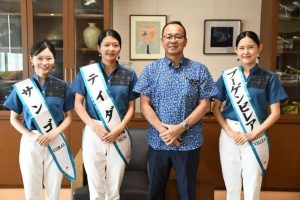 砂川副市長に初代観光アンバサダーとしての抱負を語った3人＝5日、市役所