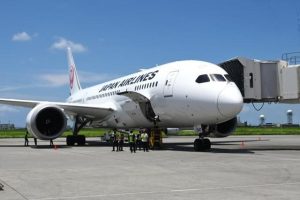 ＪＡＬの羽田－宮古間に初就航したボーイング７８７－８型機＝１日、宮古空港