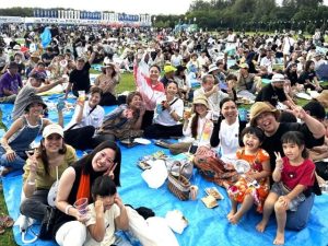 オリオンビアフェストでビールを片手に仲間と乾杯＝２日、パイナガマ海空すこやか公園