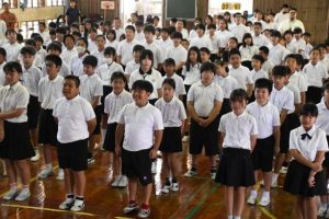 ２学期のスタートを迎えた児童たち＝27日、鏡原小