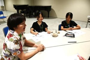 「水」をキーワードに連想する言葉を書き込む生徒たち＝20日、市未来創造センタースタジオ１